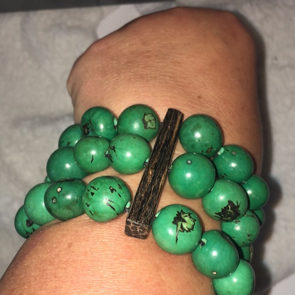 Three strand green bead bracelet w/ wood accents 7.5” - Picture 6 of 7